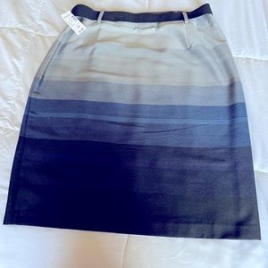Ladies Roxy & Ali skirt with front split on the left side. Size 14